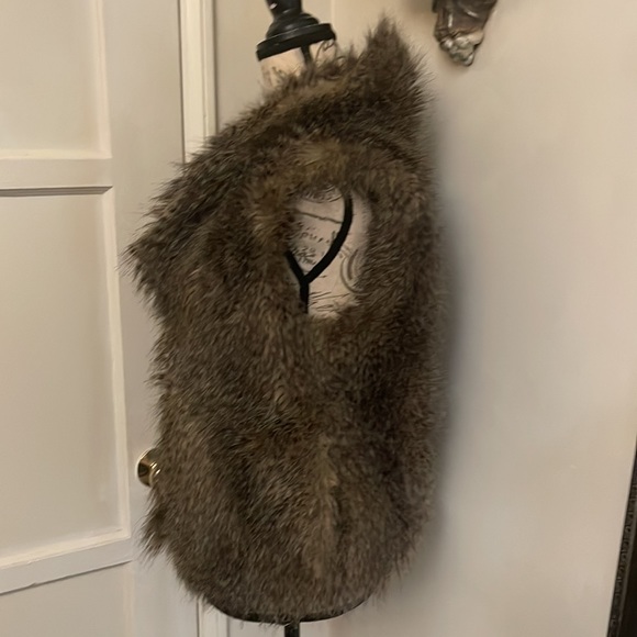 Faux fur vest - Picture 2 of 10